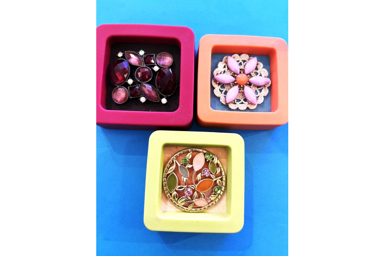 Eliza Grace Makes Bejewelled Fridge Magnet Small
